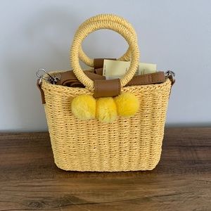 STRAW POM POM BUCKET BAG